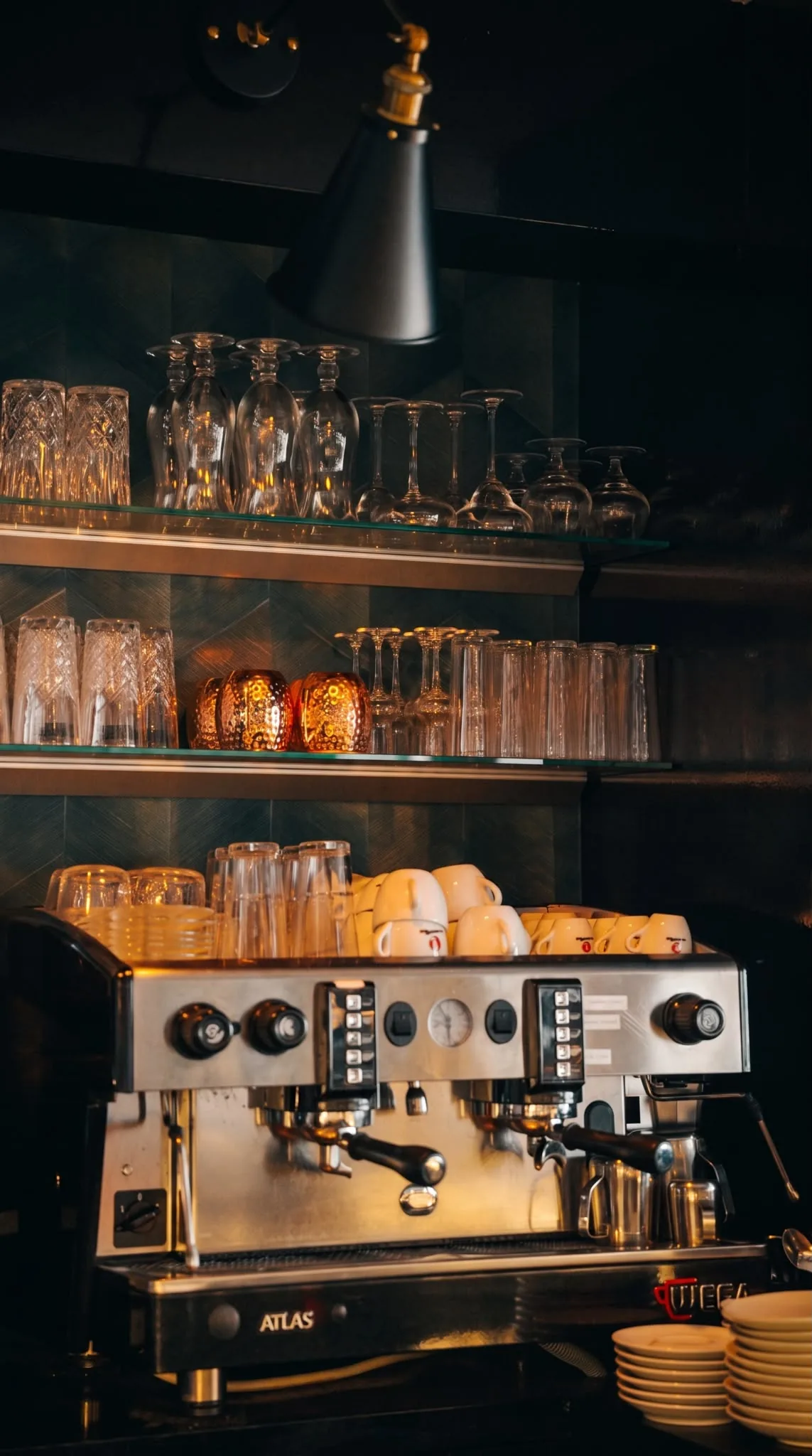 Siebträgermaschine und Gläserregal an der FILOU-Bar