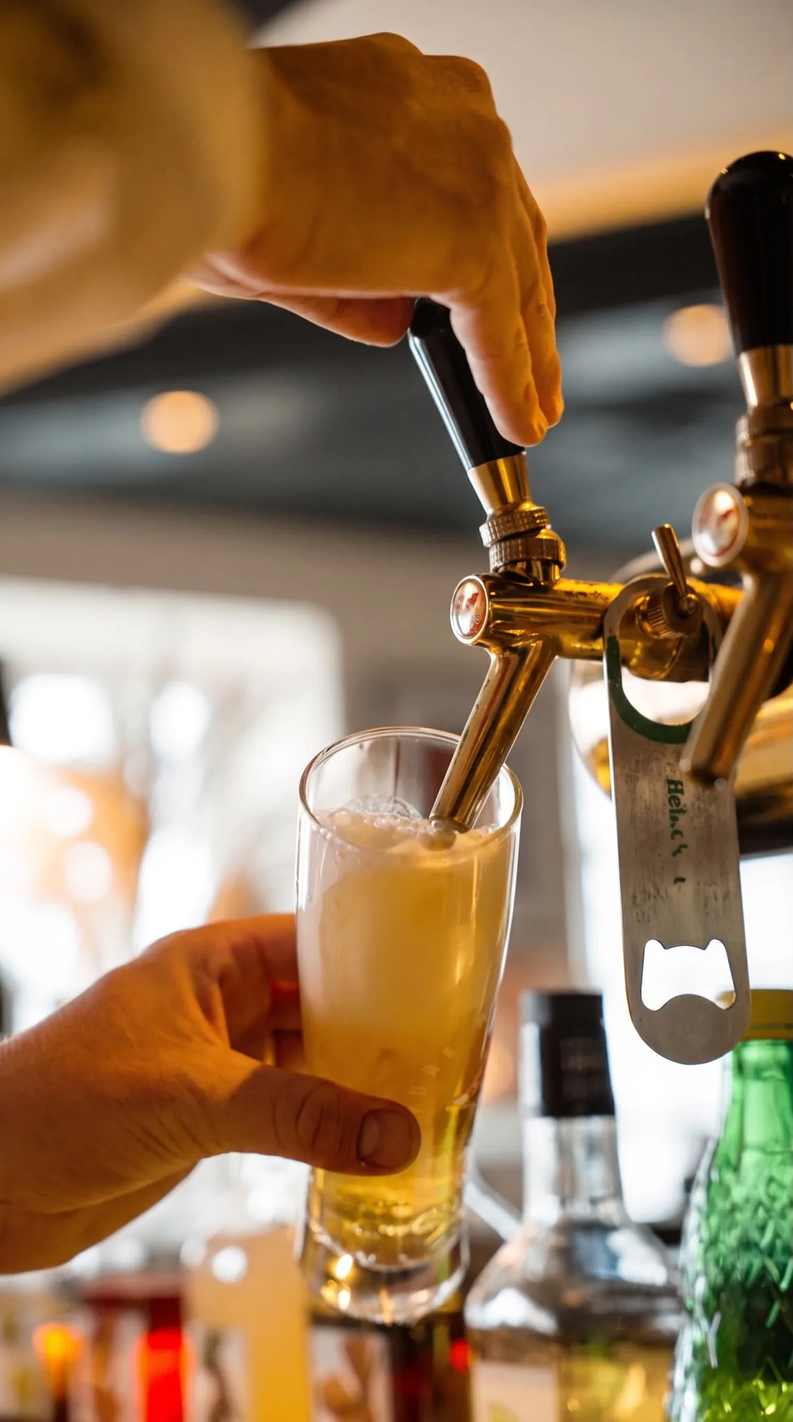 Ein Bier wird am Zapfhahn der FILOU-Bar gezapft