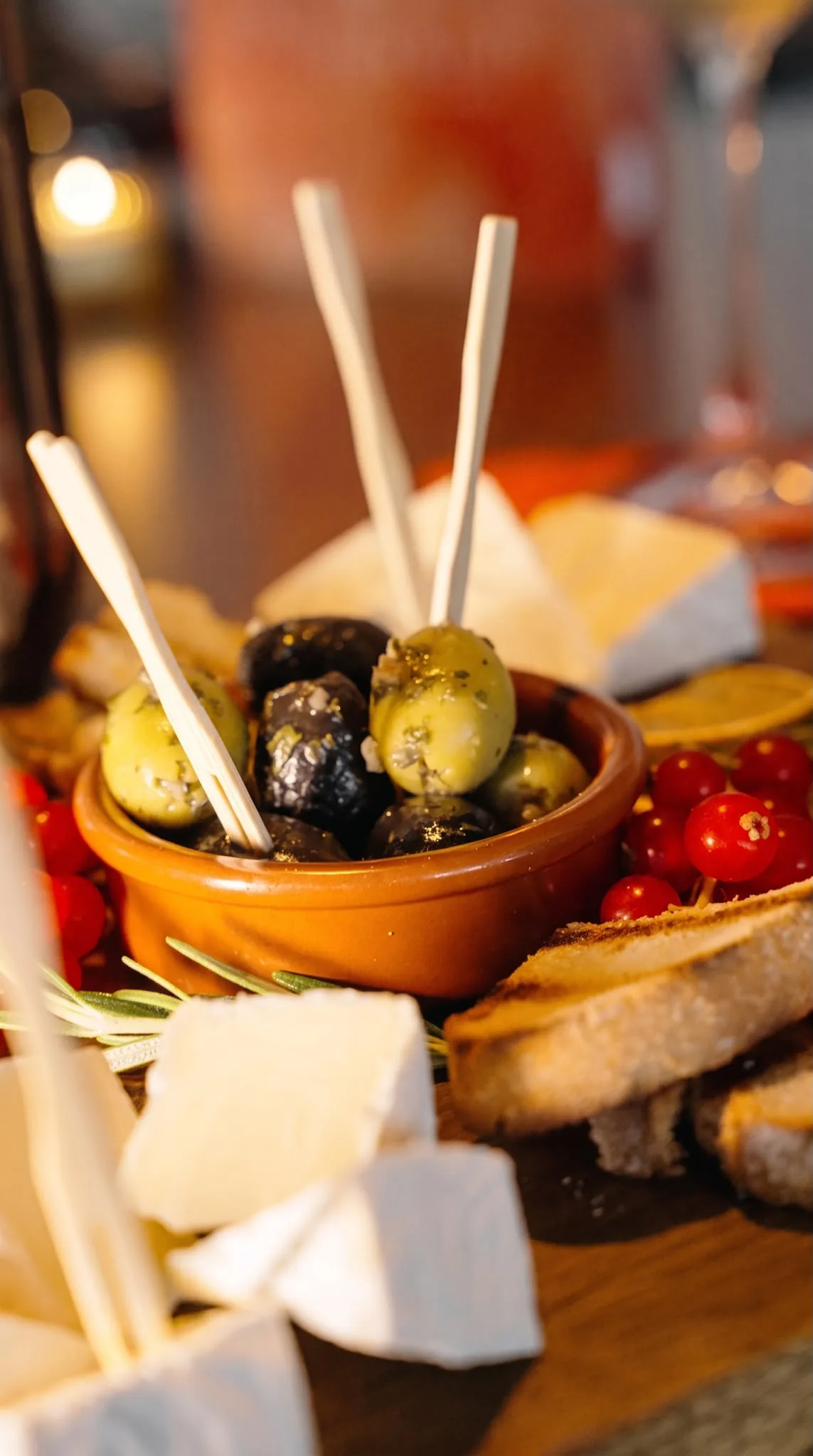 Oliven und Käse auf einer Genussplatte im FILOU
